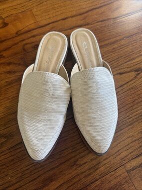 Chinese Laundry Women's Cream Lizard-Texture Slip-On Mules